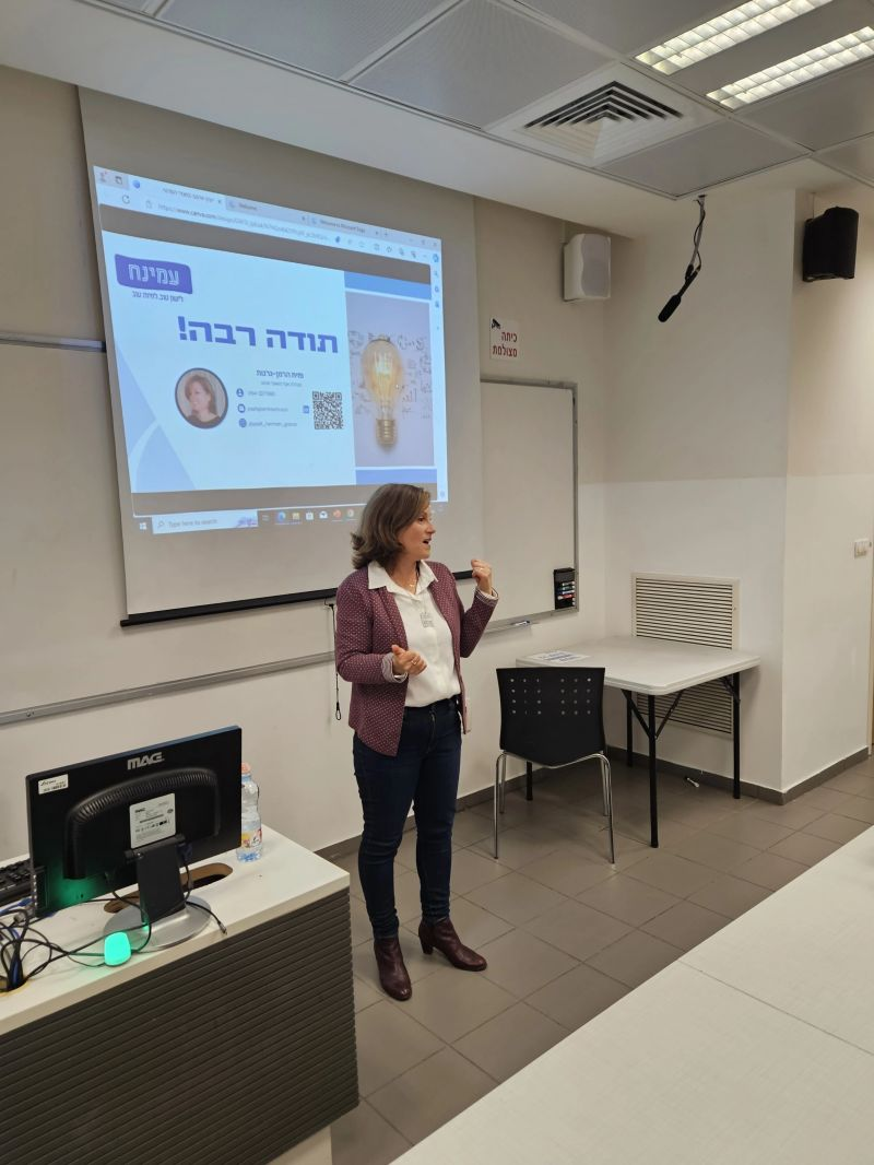 פזית הרמן גרנות מעבירה סדנה